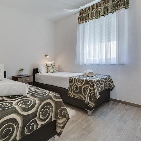 Apartmani Kastelina Vir Exterior foto